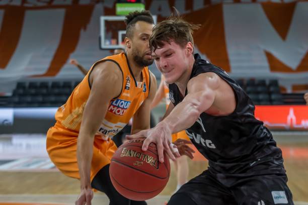 稳守反击 稳守反击